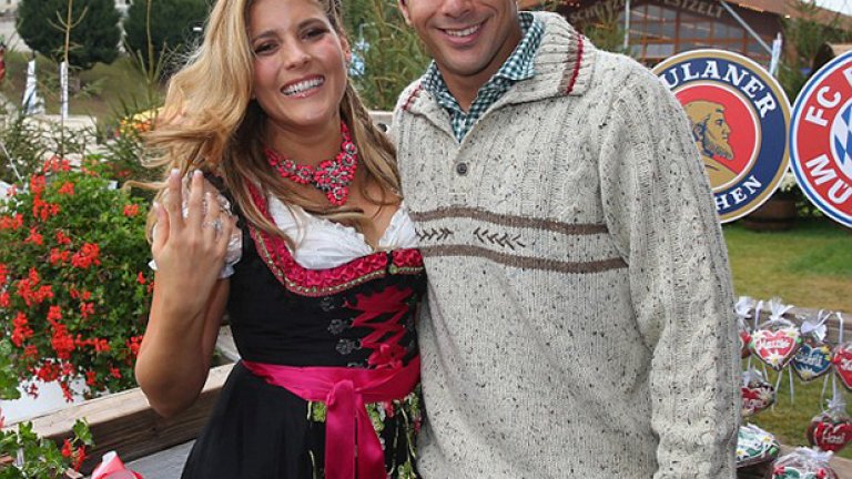 Клаудио Писаро и детската му любов Карла Салседо - все още щастливи и влюбени.