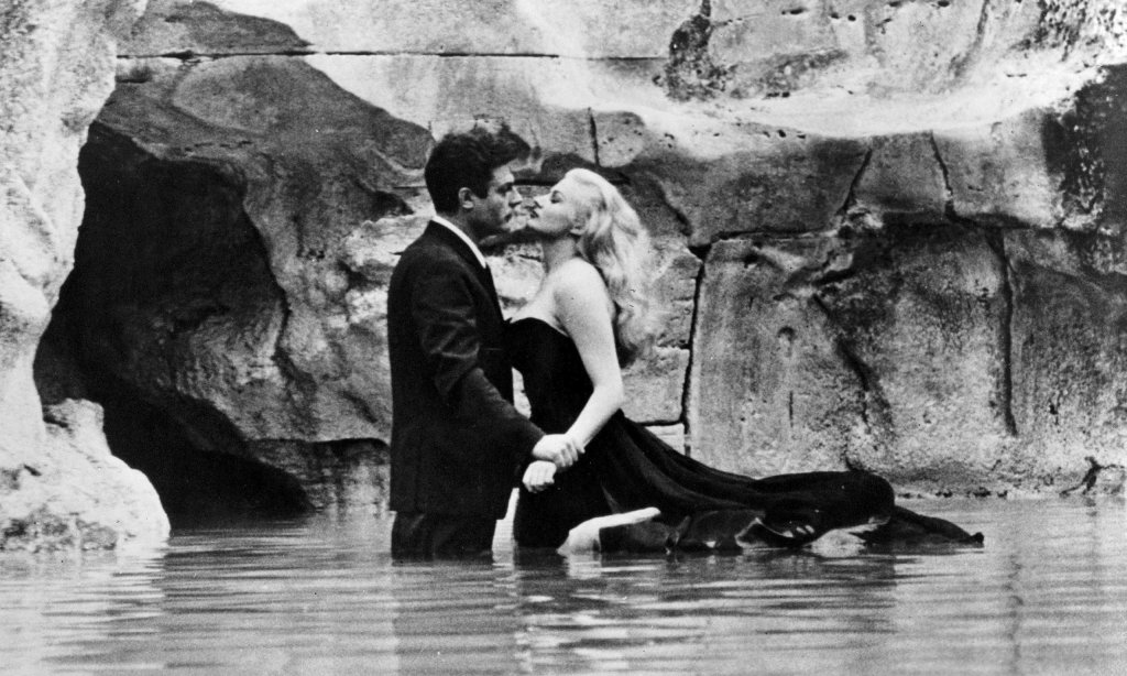 \"Сладък живот\" (La dolce vita, 1960)
Фелини е поредният режисьор, който не бива да бъде пропускан. \"Сладък живот\" е един от най-известните му филми, макар че списъкът реално е много по-дълъг. Тук в центърът е журналистът Марчело Рубини (Марчело М