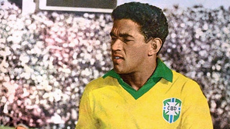 2. Гаринча
Невероятен бразилски талант, който изведе "селесао" до световната титла през 1962-а. Тогава той бе избран и за играч на първенството. Обожаван от хората, които наричаха Гарина - Радостта на народа.
