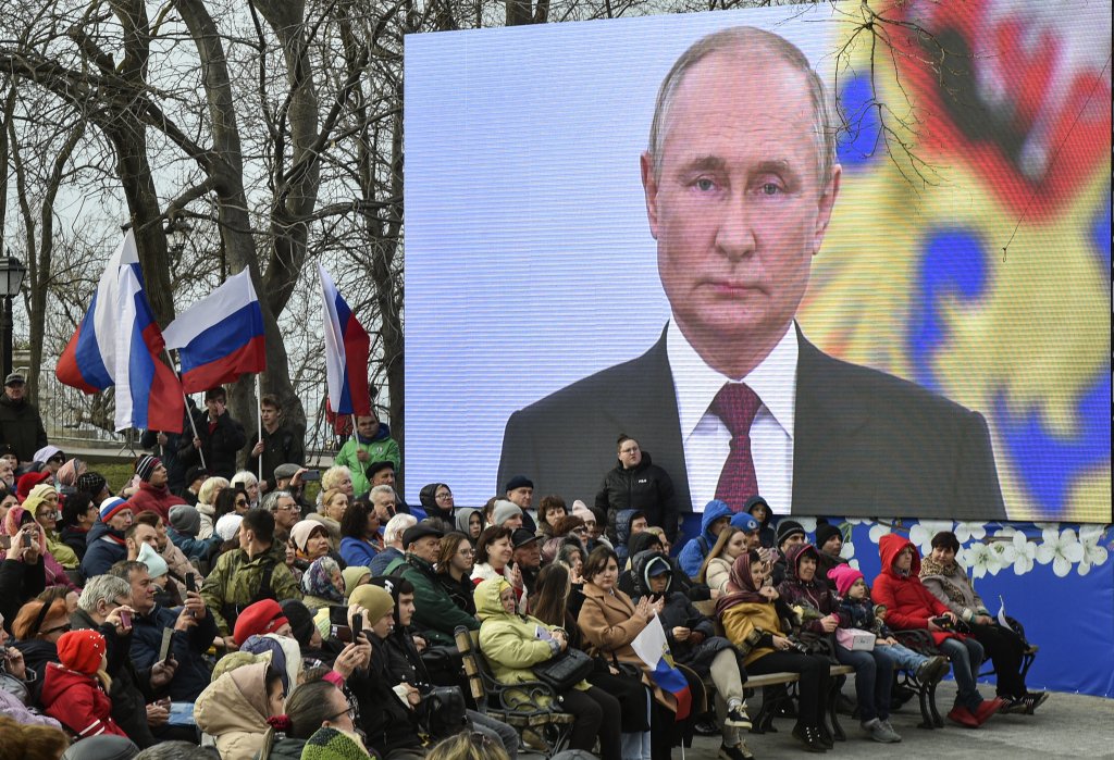 Уикенд разходката на Владимир Путин в опустошена Украйна (снимки)