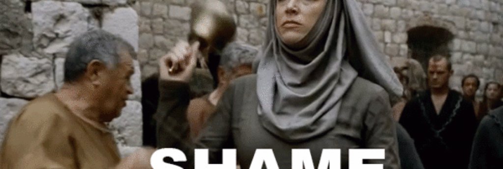 10. Летящата камбана
Помните ли похода на срама на Церсей? SHAME. SHAME. SHAME. Разбира се, че го помните, кой би го забравил. Това беше един от малкото пъти, в които сте я съжалили (и най-вероятно единственият). 
Е, след като Церсей взривява Кралски чертог с адски огън, можем да видим кадър, в който огромната камбана прелита през въздуха и се блъска в стена. Мястото на падане е точно там където се Церсей вървеше напълно гола, плътно следвана от септа Унела, повтаряща "СРАМ!". 
Малко след това самата септа Унела беше измъчвана от Церсей. Тя дори откъсна няколко страници от книгата на Унела и я накара да "признае". Когато Планината се заема да довърши започнатато, кралицата застава отстрани и започва да повтаря "Срам!