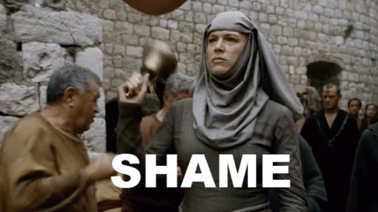 10. Летящата камбана
Помните ли похода на срама на Церсей? SHAME. SHAME. SHAME. Разбира се, че го помните, кой би го забравил. Това беше един от малкото пъти, в които сте я съжалили (и най-вероятно единственият). 
Е, след като Церсей взривява Кралски чертог с адски огън, можем да видим кадър, в който огромната камбана прелита през въздуха и се блъска в стена. Мястото на падане е точно там където се Церсей вървеше напълно гола, плътно следвана от септа Унела, повтаряща "СРАМ!". 
Малко след това самата септа Унела беше измъчвана от Церсей. Тя дори откъсна няколко страници от книгата на Унела и я накара да "признае". Когато Планината се заема да довърши започнатато, кралицата застава отстрани и започва да повтаря "Срам!