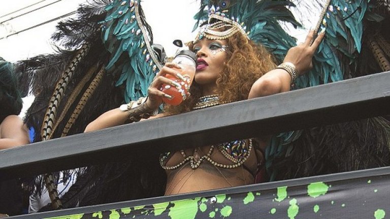 Хамилтън купонясва с Риана в Барбадос