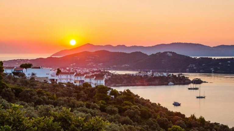 Остров Скиатос
Заради красивите си маслинови и борови гори Скиатос е наричан “Зеленият остров“ - дърветата достигат до самата пясъчна ивица на плажовете. Островът е сравнително малък – 50 кв. км, но разполага с повече от 60 плажа. Туроператорите препоръчват да  го посетите през септември, защото в разгара на летния сезон температурите са твърде високи. Най-известният плаж на Скиатос е Кукунарис, който предлага както почивка, така и водни спортове. За по-авантюристично настроените е заливът Мега Гилос – плажът му е каменист, а дъното е покрито с големи обли камъни. Той е любимо място на нудисти, гмуркачи и водолази.
До Скиатос най-лесно се стига с ферибот от град Волос, пътят по море е около 30 км. Маршрутът е от София до Солун и оттам – към Волос. Фериботът пътува около два часа и половина. До острова можете да стигнете и със самолет от София като летището лесно може да мине за една от туристическите забележителности на Скиатос заради ниско прелитащите самолети.