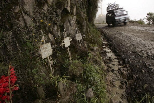"Пътят на смъртта" (Death Road), Боливия
Това е отсечка, дълга около 70 км, която всъщност представлява част от пътя Camino de las Yungas, който свързва столицата Ла Пас с град Коройко. Целият път е опасан с кръстове, в памет на падналите "извън борда"