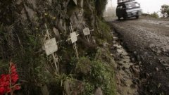 "Пътят на смъртта" (Death Road), Боливия
Това е отсечка, дълга около 70 км, която всъщност представлява част от пътя Camino de las Yungas, който свързва столицата Ла Пас с град Коройко. Целият път е опасан с кръстове, в памет на падналите "извън борда"