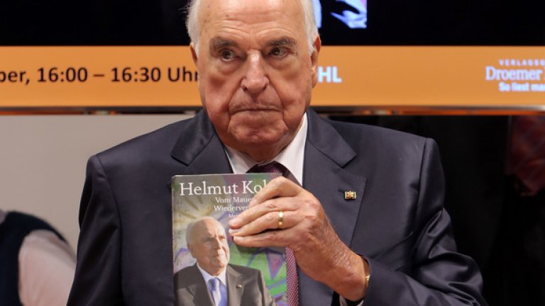 Заради излязла без разрешението му биографична книга.