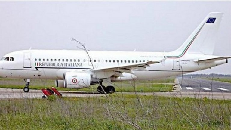 Airbus A319CJ, Италия
Ако искате същия самолет, в който се вози италианския президент Джорджо Наполитано, трябва да се бръкнете с 90 млн. долара. Airbus A319CJ е мечтата на пилота - той има шест екрана, странични контролери, както и възможност за контрол на полета fly-by-wire.
Този самолет тежи 3.8 тона. За посрещане на всички президентски нужди е оборудван в продължение на половин година.