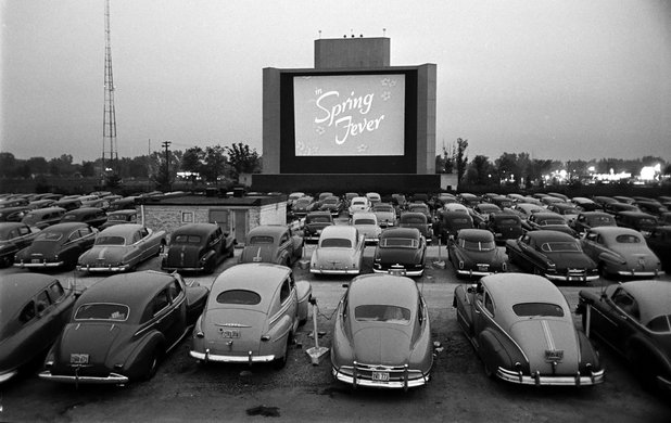 Пикът на наричания там Drive-in theater е през 50-те години на 20 век и набира популярност основно в селските райони на Америка, където хората са лишени от забавления
