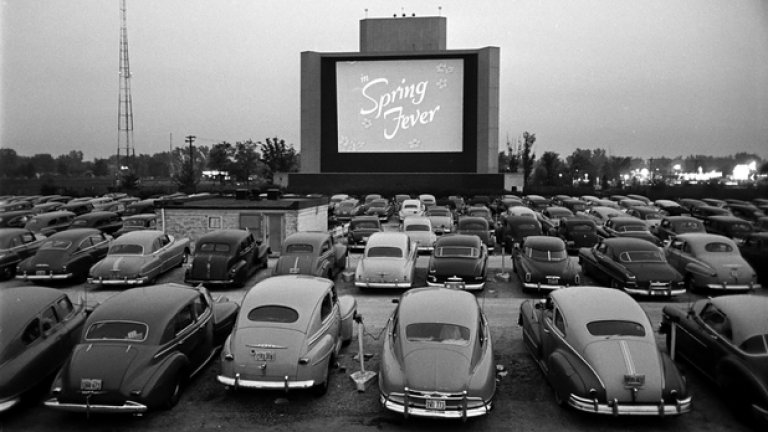Пикът на наричания там Drive-in theater е през 50-те години на 20 век и набира популярност основно в селските райони на Америка, където хората са лишени от забавления