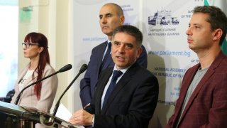 Данаил Кирилов - от БСП в ГЕРБ
Новият правосъден министър е най-актуалният пример за човек, който прави тотален завой в политическите си виждания. По собствените му думи, той става социалист по времето, когато всички други припознават синия цвят и синята идея - през 1997 г., само няколко месеца след падането на кабинета на Жан Виденов. С идването на Симеон Сакскобургготски на власт и неговата протегната ръка към всички парламентарно представени формации, Кирилов се оказва в позицията на шеф на кабинета на вицепремиера Костадин Паскалев (до 2002). От 2003 до 2009 г. Кирилов става общински съветник в София от квотата на БСП. В края на този период обаче открива ГЕРБ и Бойко Борисов, в чието лице Кирилов вижда "борбен политик", който ще се бори срещу "установения модел". Оттам тръгва и кариерата му - първо като областен управител на София, а след това като депутат и министър от ГЕРБ.