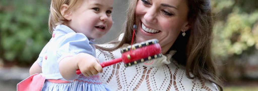 Момиченцето се заиграва и с играчки по време на визитата си в Канада.