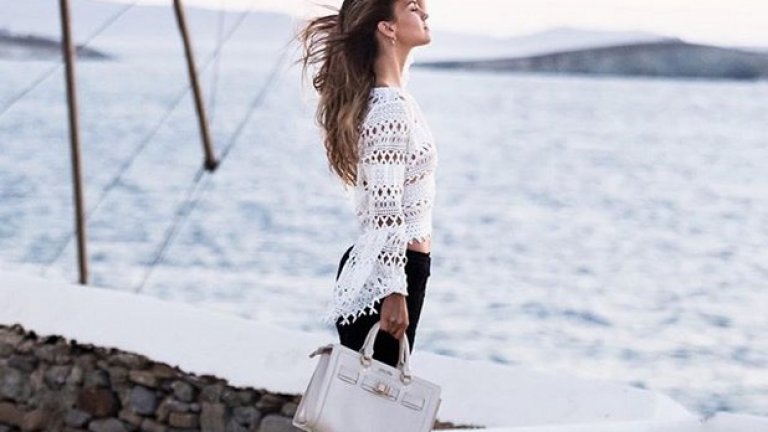 Патриция се заслаждава на морската почивка с любимата си чанта на Folli Follie
