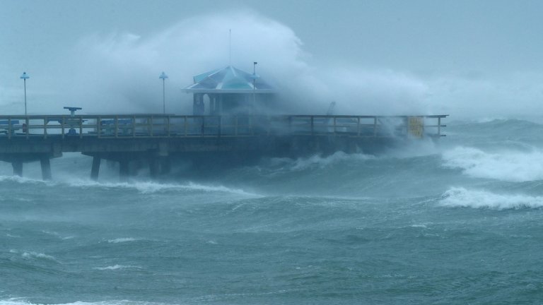 Ураганът Ирма удари лошо Флорида с ветрове с над 190 км/ч