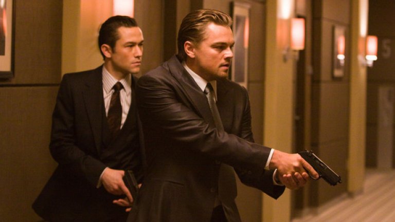Битката без гравитация в "Генезис" (Inception, 2010)
Това, което се случва в един сън, има отражение върху онова, което ще се случи в света на "Генезис". Докато Артър (Джоузеф Гордън Левит) е забъркан в скоростна гонитба, в един паралелен свят той се бие с няколко души - и то при липса на гравитация. Те скачт по стените, по таваните и навсякъде, докато операторите правят чудеса с камерата.