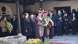 Откъснати ленти с български трикольор от венеца на гроба на Гоце Делчев и нападение срещу български център в Битоля