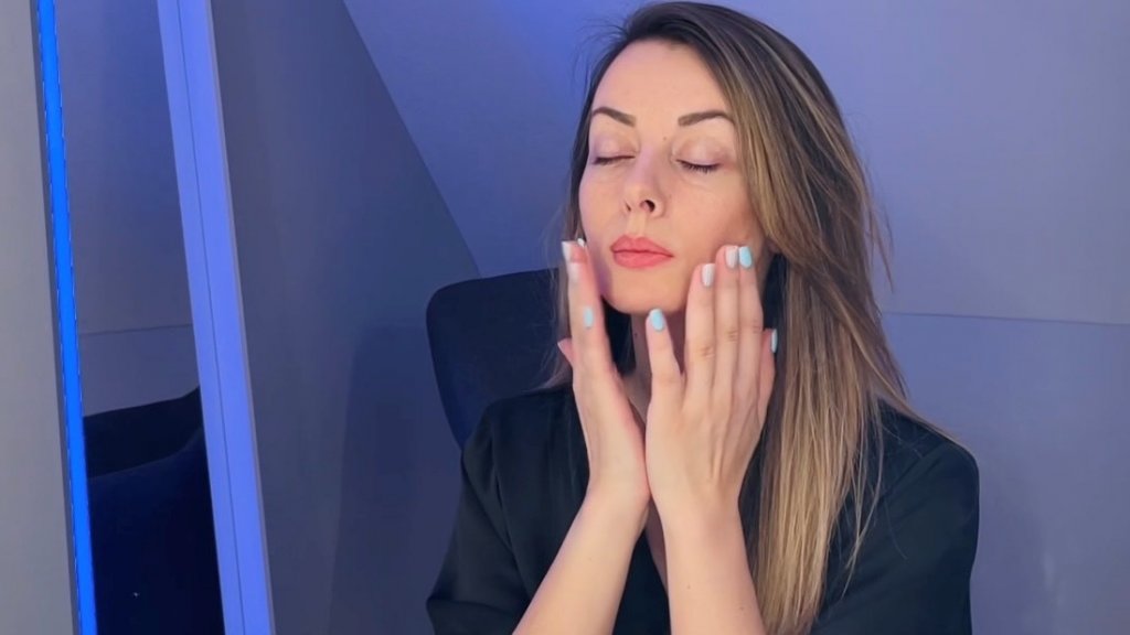 Грижа за лицето с Face Yoga: Как да подготвим кожата за есента