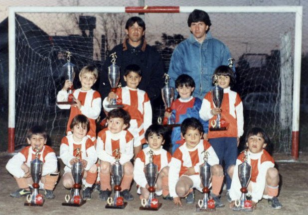 Една от първите му футболни снимки с детския тим в Росарио.