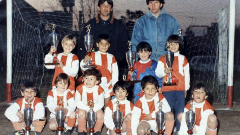 Една от първите му футболни снимки с детския тим в Росарио.