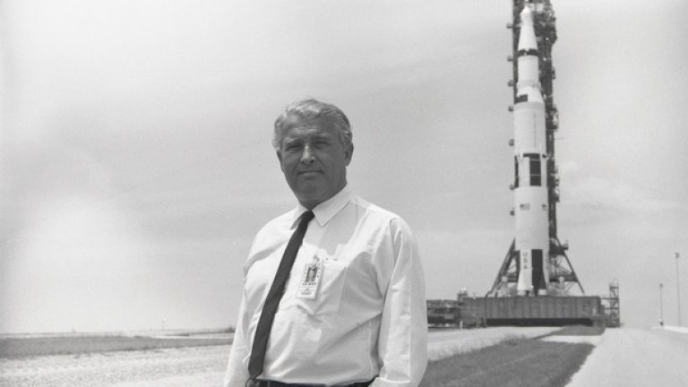 1 юли. Д-р Верхнер фон Браун пред космическия кораб