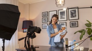 Инфлуенсър-мама, Мама на годината и майка героиня влезли в бар