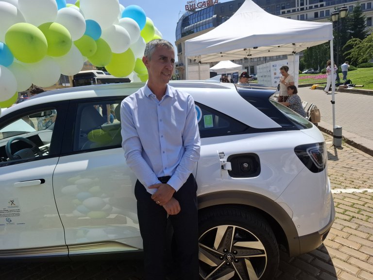 Доцент Бургин представи Hyundai NEXO
