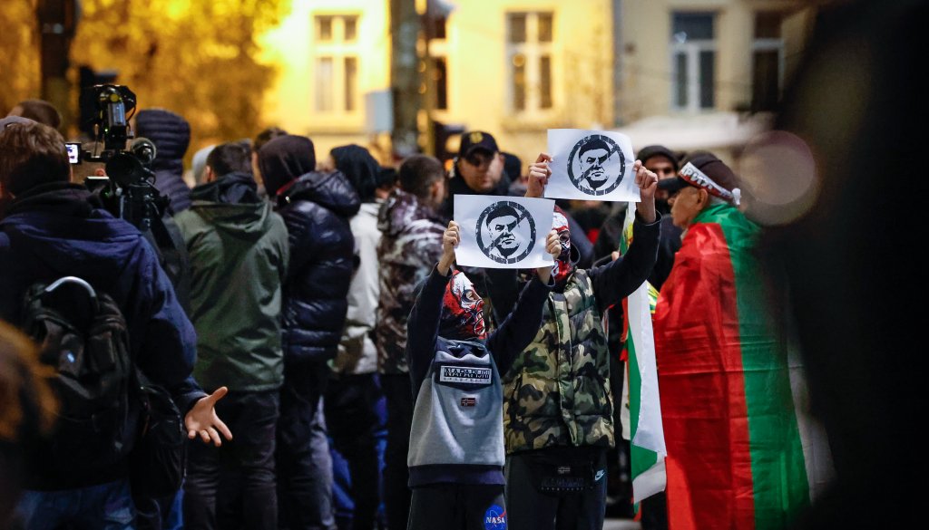 Погром в София: Протестът срещу БФС ескалира - бой, водни оръдия и запалени коли