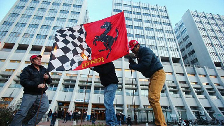 Фенове окачват знаме на "Ферари" пред клиниката в Гренобъл в деня, в който идолът им трябваше да празнува 45-ия си рожден ден.