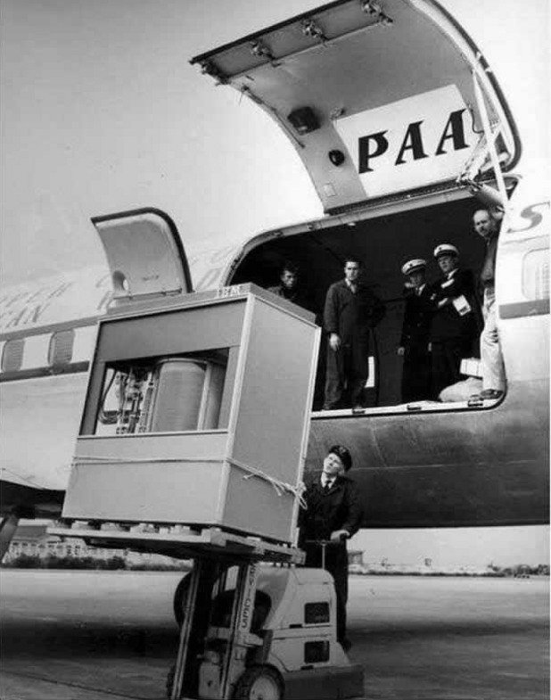 Първият външен диск от 5 MB e натоварен на самолет на PanAm, 1956-та