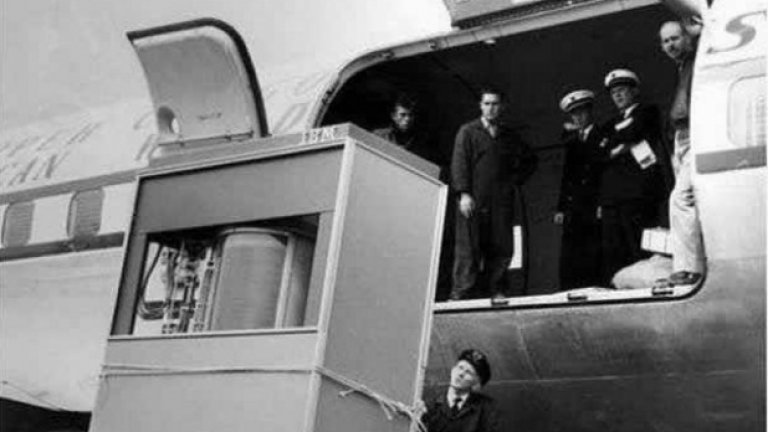 Първият външен диск от 5 MB e натоварен на самолет на PanAm, 1956-та