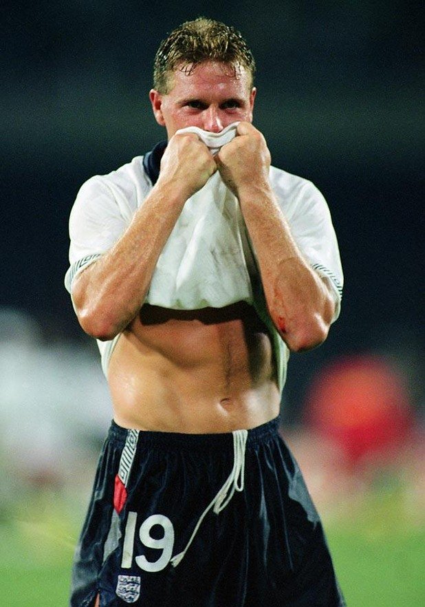 1990 г. Полуфинал Германия - Англия (4:2 с дузпи).
Сълзите на Газа - това е цяла епоха в историята. Пол Гаскойн направи невероятно световно първенство, но първо получи жълт картон на полуфинала, който означаваше, че няма да играе на финала при успех, а после англичаните загубиха с дузпи.