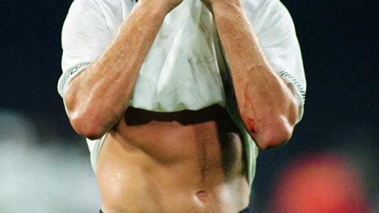 Сълзите на Газа.
Вероятно моментът, в който Англия спечели най-много запалянковци наведнъж. Пол Гаскойн се разплака на терена, след като получи жълт картон на полуфинала на Мондиал 1990 срещу Германия. Това означаваше, че Газа пропуска финала, дори Англия да стигне до него. Е, съотборниците му тъй или иначе не успяха, но сълзите на Газа са символ на отдаденост, решимост и характер.