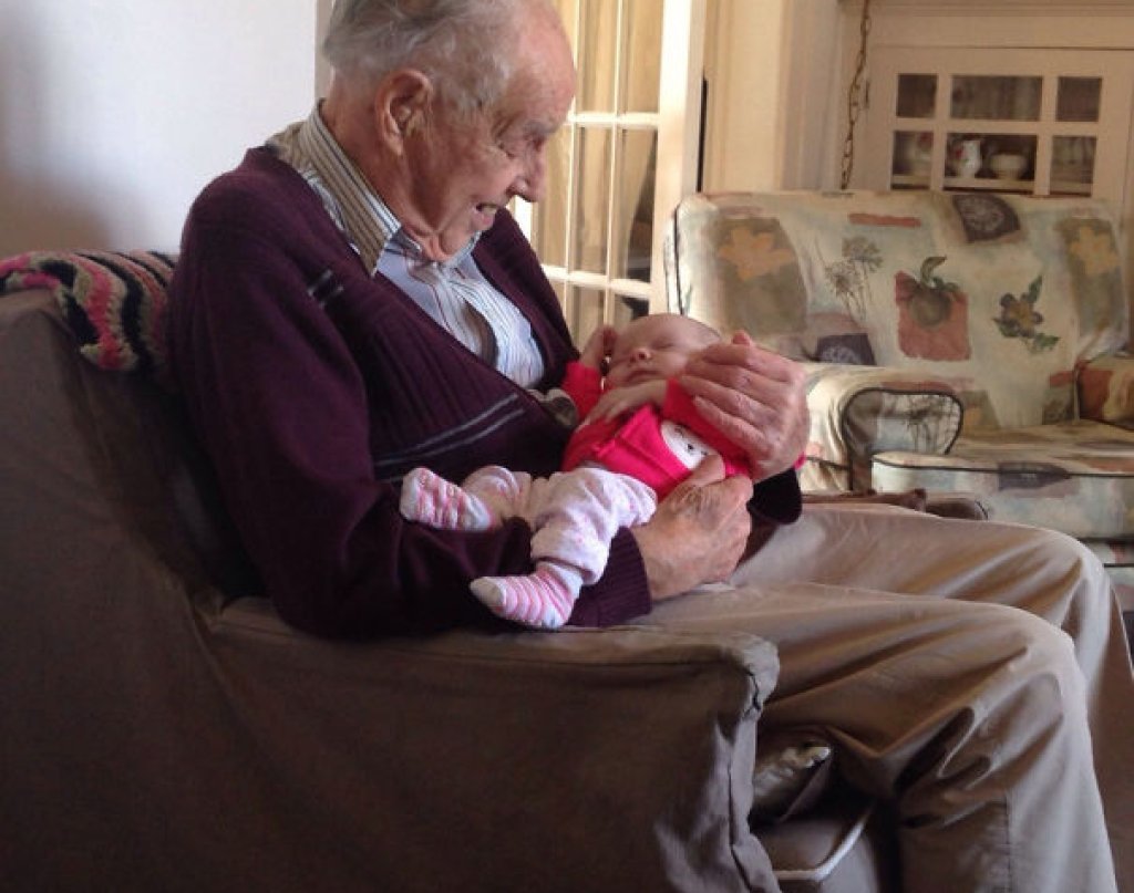 98-годишен дядо за първи път гушка своята едноседмична правнучка