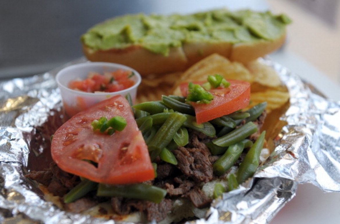 Чилийският сандвич Чакареро се приготвя от фино нарязано и изпечено на скара месо, към което се добавя домат, зелен боб и чушка. В страната го наричат още "фермерския сандвич" и е адски вкусен.
