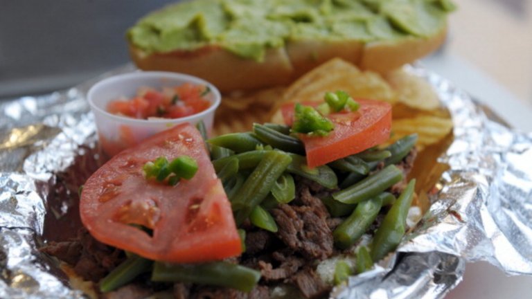 Чилийският сандвич Чакареро се приготвя от фино нарязано и изпечено на скара месо, към което се добавя домат, зелен боб и чушка. В страната го наричат още "фермерския сандвич" и е адски вкусен.