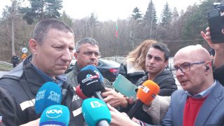 По думите му взривът е образувал кратер с дълбочина от 30-40 см