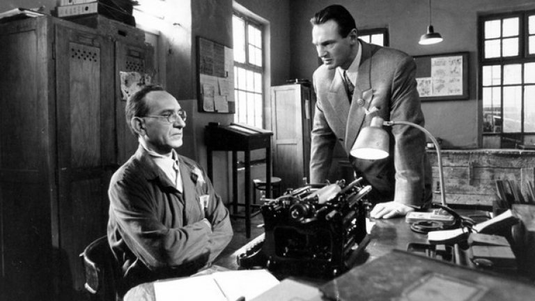 11. Лиъм Нийсън и Бен Кингсли – "Списъкът на Шиндлер"
Към края на "Списъкът на Шиндлер", за да се предаде и да остне в безопасност, Оскар Шиндлер получава писмо, описващо добрите му дела и пръстен с надпис от Талмуда “Който спаси един живот, спасява целия свят”. След като Оскар (Лиъм Нийсън) получава този дар от Ицхак Щерн (Бен Кингсли), той е обхванат от огромна тъга и изпуска пръстена.
Оскар признава, че би могъл да спаси и повече животи, като постепенно се прекършва емоционално, докато Ицхак убеждава германеца да мисли за доброто, което е сторил. “Хвърлих на вятъра толкова много пари… нямаш представа колко”, оплаква се Оскар, пресмятайки колко евреи можеше спаси, ако бе продал колата си и златната  декоративна игла. Когато той припада, Ицхак и други герои заобикалят Оскар в знак на солидарност