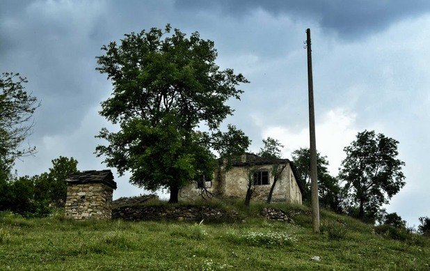 Тъжно стърчащи стълбове, останали без жици, напомнят за времената, когато в селото е имало електричество