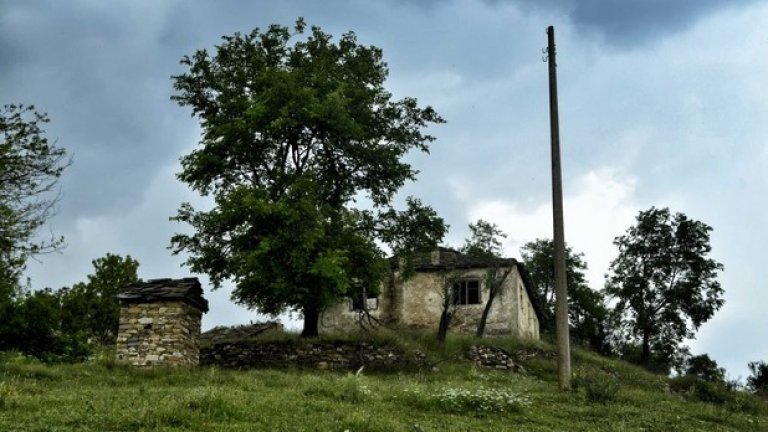 Тъжно стърчащи стълбове, останали без жици, напомнят за времената, когато в селото е имало електричество