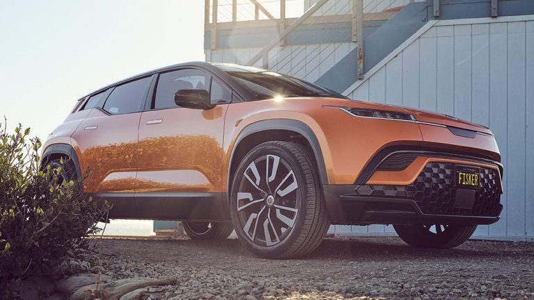 Fisker OceanТова е стилен SUV със соларен панел на покрива, който също е дело на стартъп. Ocean пък трябва да бъде представен на автошоуто в Лос Анджелис този ноември, ако всичко е наред в завода на Fisker. Серийното производство е предвидено да започне във втората половина на 2022 г., но компанията се хвали, че вече има над 17 хил. резервирани бройки.