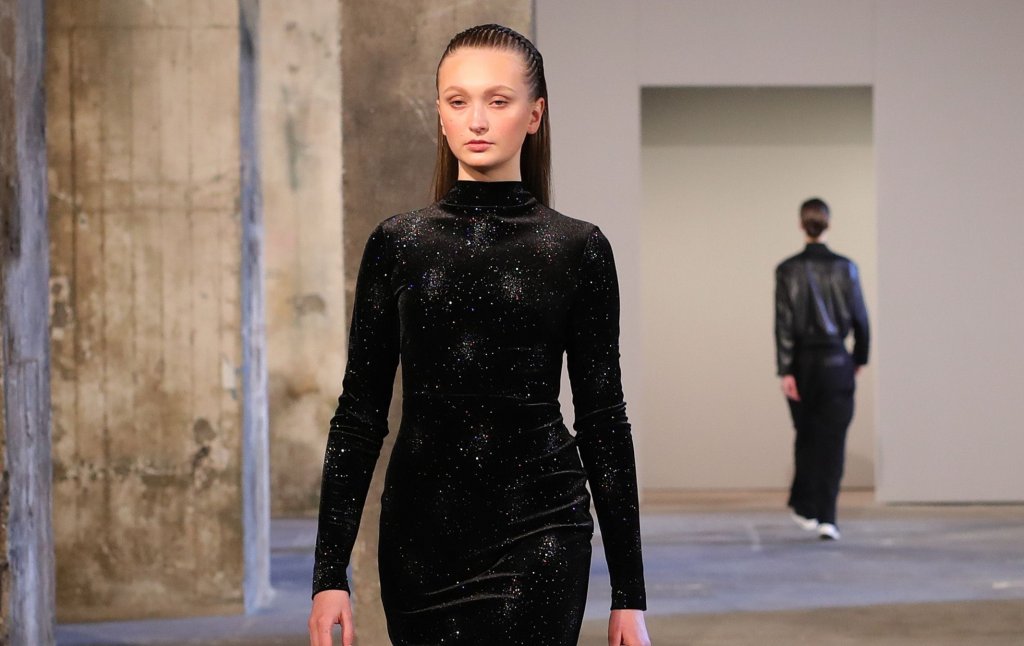 Меки материи
Топлите материи, които съответстват на студеното време, ще са във вихъра си през следващите месеци. Тук влизат агнешката кожа, велурът и пуловерите от дебела плътна прежда. Освободете място в гардеробите си и не се стеснявайте да се загърнете в дебела премяна, подобна на родопски китеник, защото ще е напълно в духа на модата.