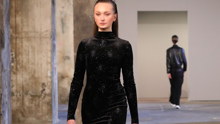 Меки материи
Топлите материи, които съответстват на студеното време, ще са във вихъра си през следващите месеци. Тук влизат агнешката кожа, велурът и пуловерите от дебела плътна прежда. Освободете място в гардеробите си и не се стеснявайте да се загърнете в дебела премяна, подобна на родопски китеник, защото ще е напълно в духа на модата.