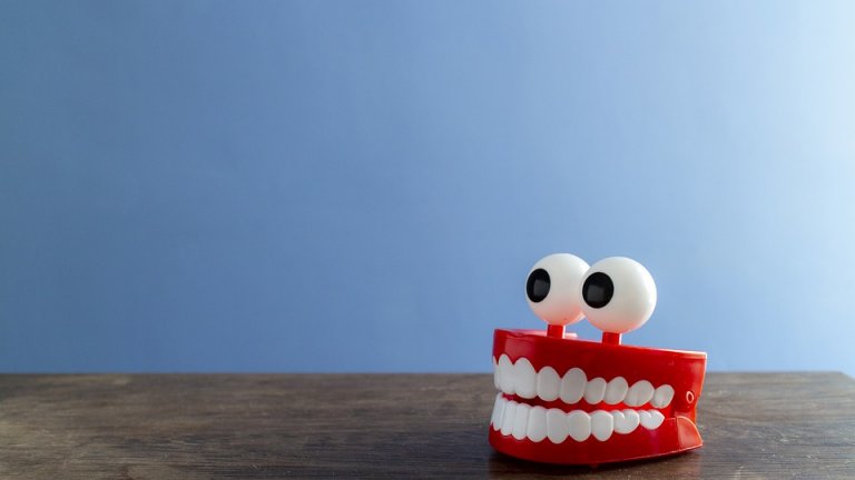 Отдръпване на венците:
Отдръпването на венците може да е резултат от нормалното напредване на възрастта (88% от хората над 65 години имат в някаква степен отдръпване на венците), но може да е и симптом на заболяване на самите венци. To води до оголване на зъбите и по-голям риск от загниване, инфекция, болка или дори загуба на зъб.