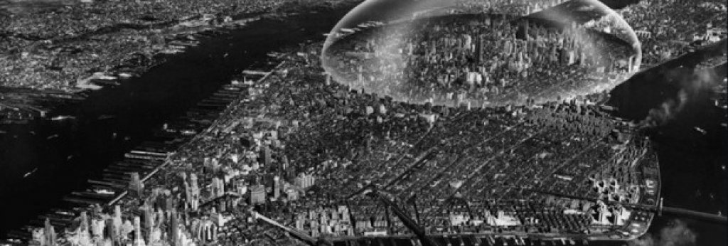 Manhattan Dome, Р. Бъкминстър Фулър и Шоджи Садао

Идеята за построяване на огромен геодезичен купол над Манхатън като мярка срещу замърсяването на въздуха и регулирането на атмосферните условия в центъра на Ню Йорк хрумва на двамата архитекти през 1960 г. 

Проектът предвижда конструкция с диаметър от над 3 км, изградена от бронирано стъкло, покрито с алуминий за ограничаване на отраженията от слънцето. Всяко отделно стъкло струва около 200 млн. долара и е невидимо за човешкото око при наблюдение от вътрешността на купола.

Конструкцията с тежест 4000 тона би трябвало да се построи с помощта на флотилия от хеликоптери. 

За целите на проекта обаче се предвижда да се забрани движението на автомобили в Манхатън. Вторият риск пред нестандартното архитектурно решение е, че може да... полети под напора на горещия въздух. Не е учудващо, че проектът така и не се реализира. 
