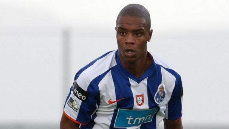 Виктор Уго Гомес Пасос
Пеле бе сред първите жертви на Моуриньо. Той отиде в Порто като част от сделката по привличането на Рикардо Куарешма.