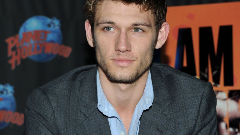 Алекс Петифър не е някакъв актьорски гигант, но е любимец на жените по очевидни причини. Британецът става популярен с участието си в "Професия стриптийзьор", след което се снима в екранизацията по тийн романа на Питакъс Лор "Аз съм номер 4". Женен е за ангела на Victoria`s Secret Тони Гарн.