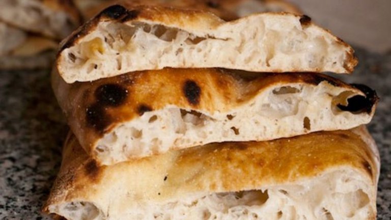 Ал тальо - Това е италианския вариант на пица на парче. Дебелината на тестото варира. След като излезе от фурната, пицата се нарязва на квадратни парчета. Този вид пица е измислен през 90-те години в Рим. Влажността е между 75% до 90%. Почти винаги тестото се прави с машини.