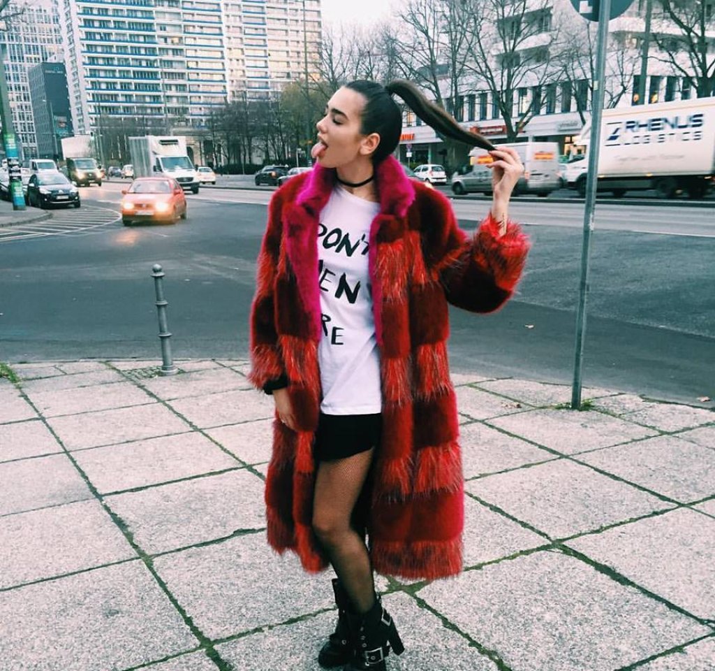 Dua Lipa  обича да лудува по улиците
