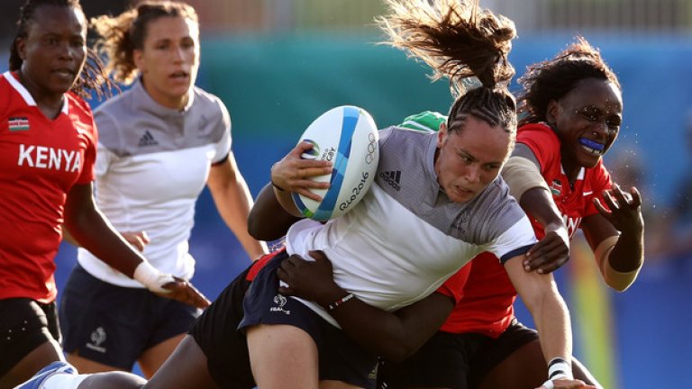 Тежко единоборство в ръгби мача от група Б на женския турнир между Франция и Кения