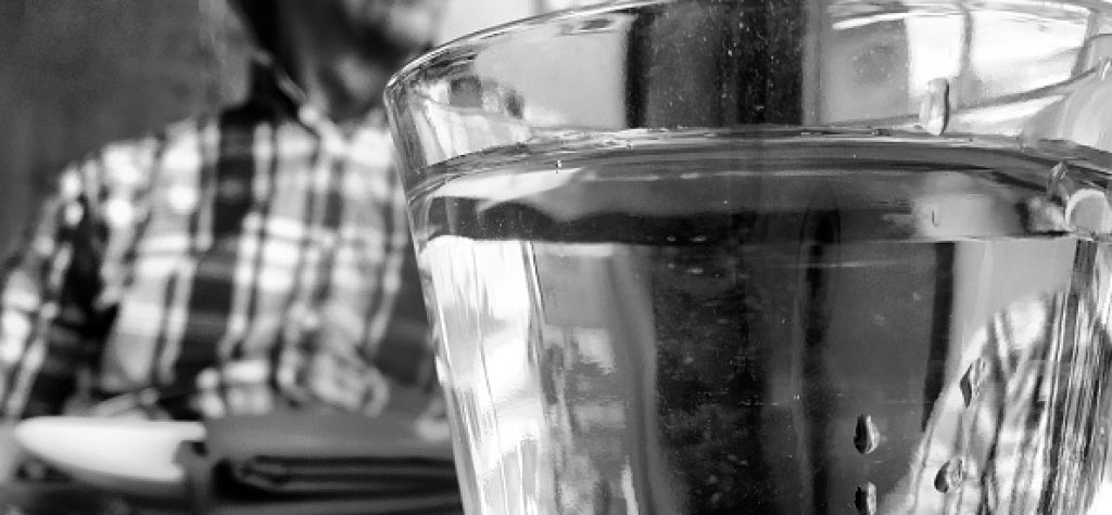 3. Пийте чаша вода преди хранене. Така ще запълните гладния стомах по-лесно и ще изядете по-малко. Спестени калории на седмица: 1358.